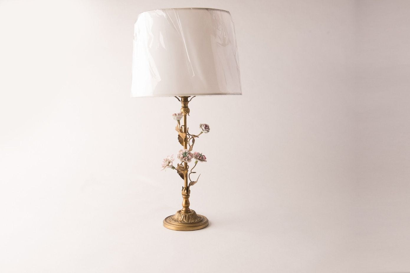 Bronze Floral Table Lamp with Porcelain Flowers – Elegant Decorative Lighting