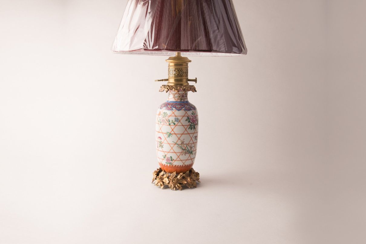 Porcelain Table Lamp with Gold Flowers – Elegant Decorative Lighting
