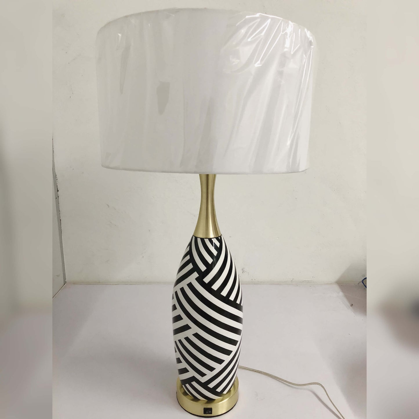 Custom Ceramic Body Table Lamp – Decorative LED Hotel & Home Lighting