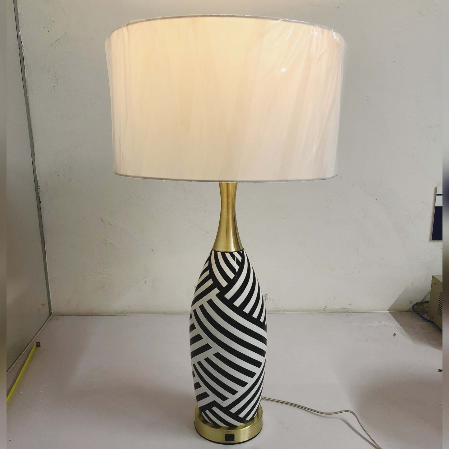 Custom Ceramic Body Table Lamp – Decorative LED Hotel & Home Lighting