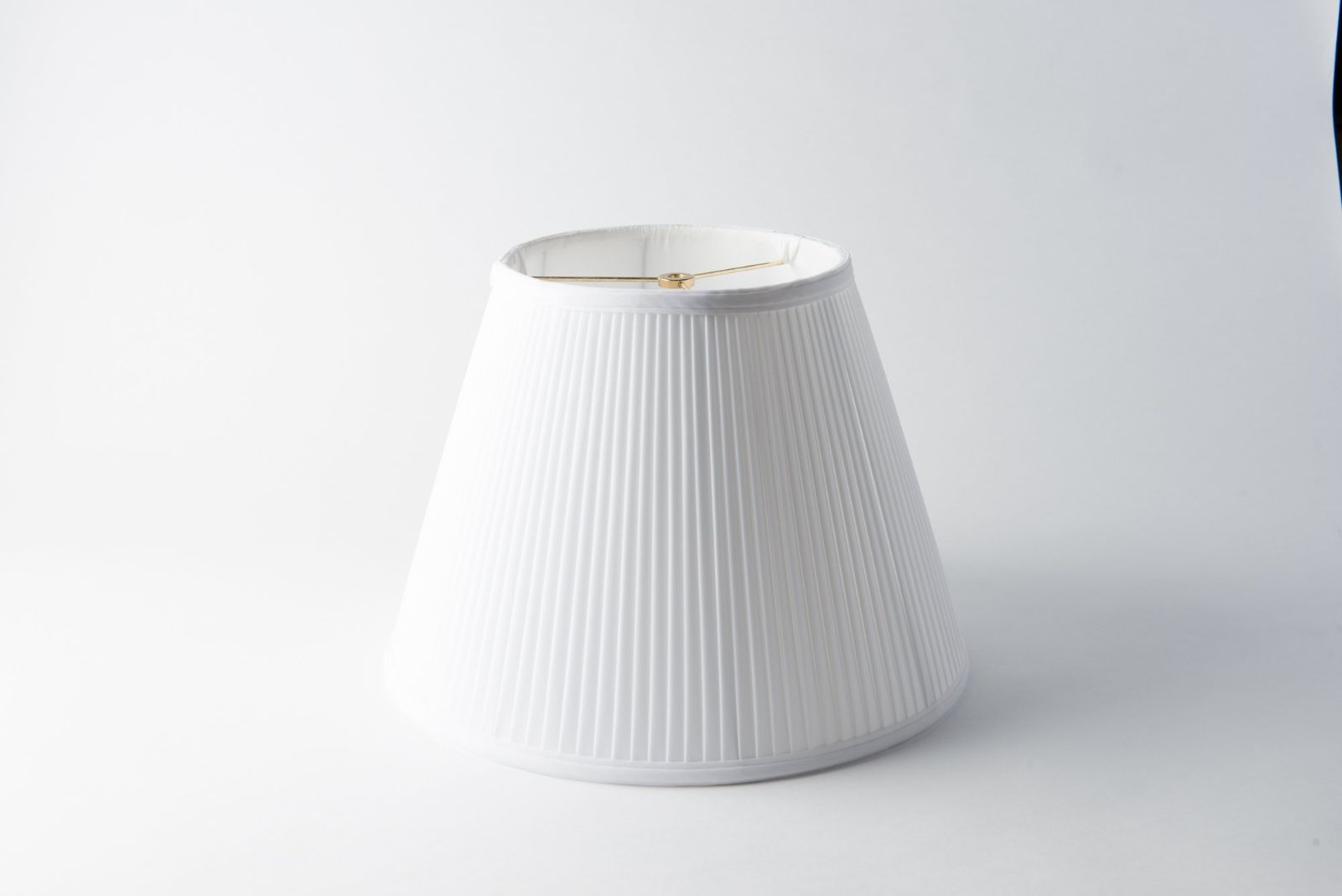 https://www.hotel-lamps.com/resources/assets/images/product_images/Empire_White_Pongee_Fine_side_pleat.jpg